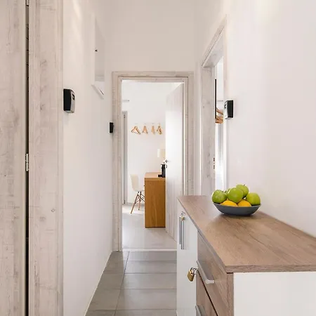 Apartment Brand New Cozy With Balcony At The Center Of *